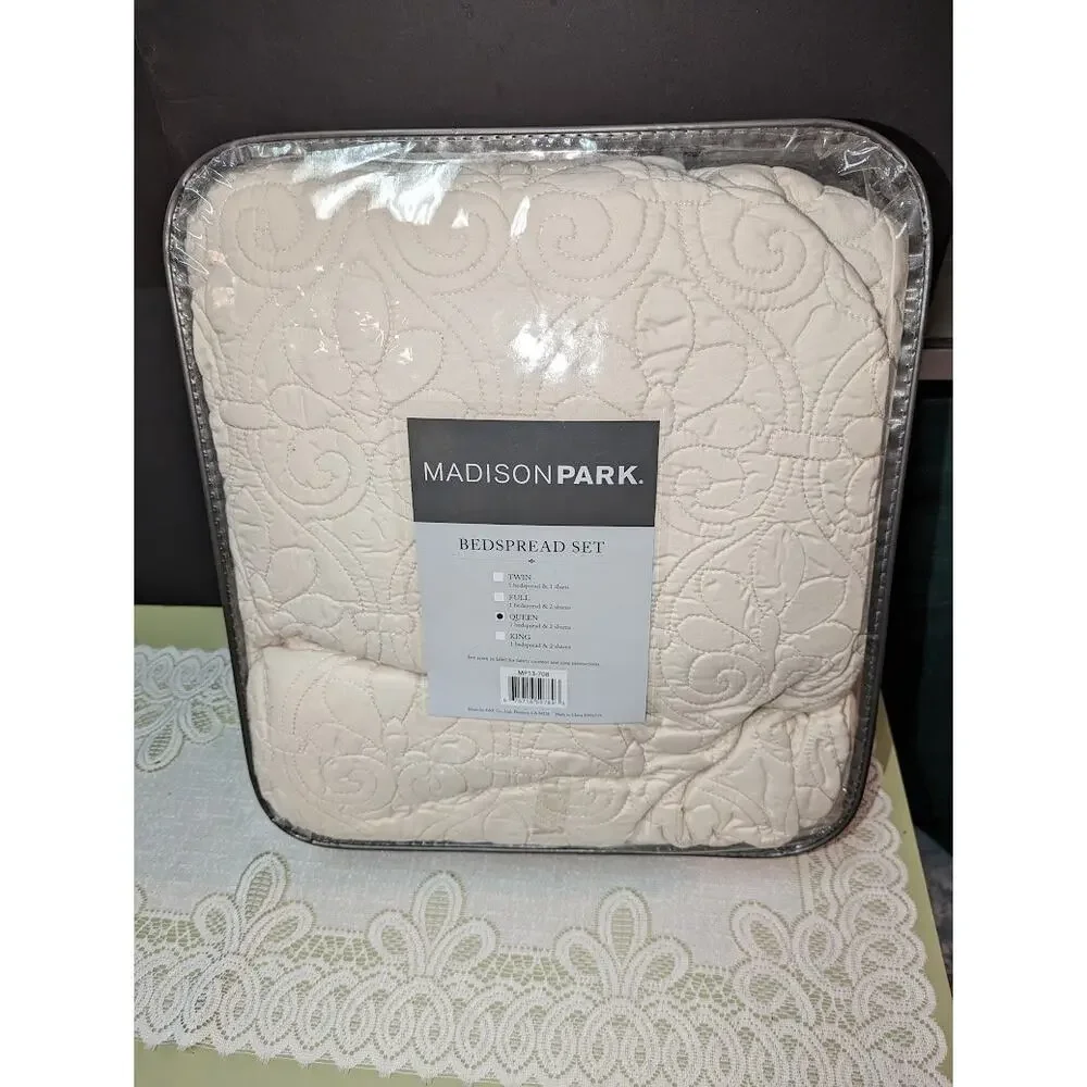 Madison Park Quebec Damask 3-Piece Quilt Bedding Set Ivory Size Queen NEW